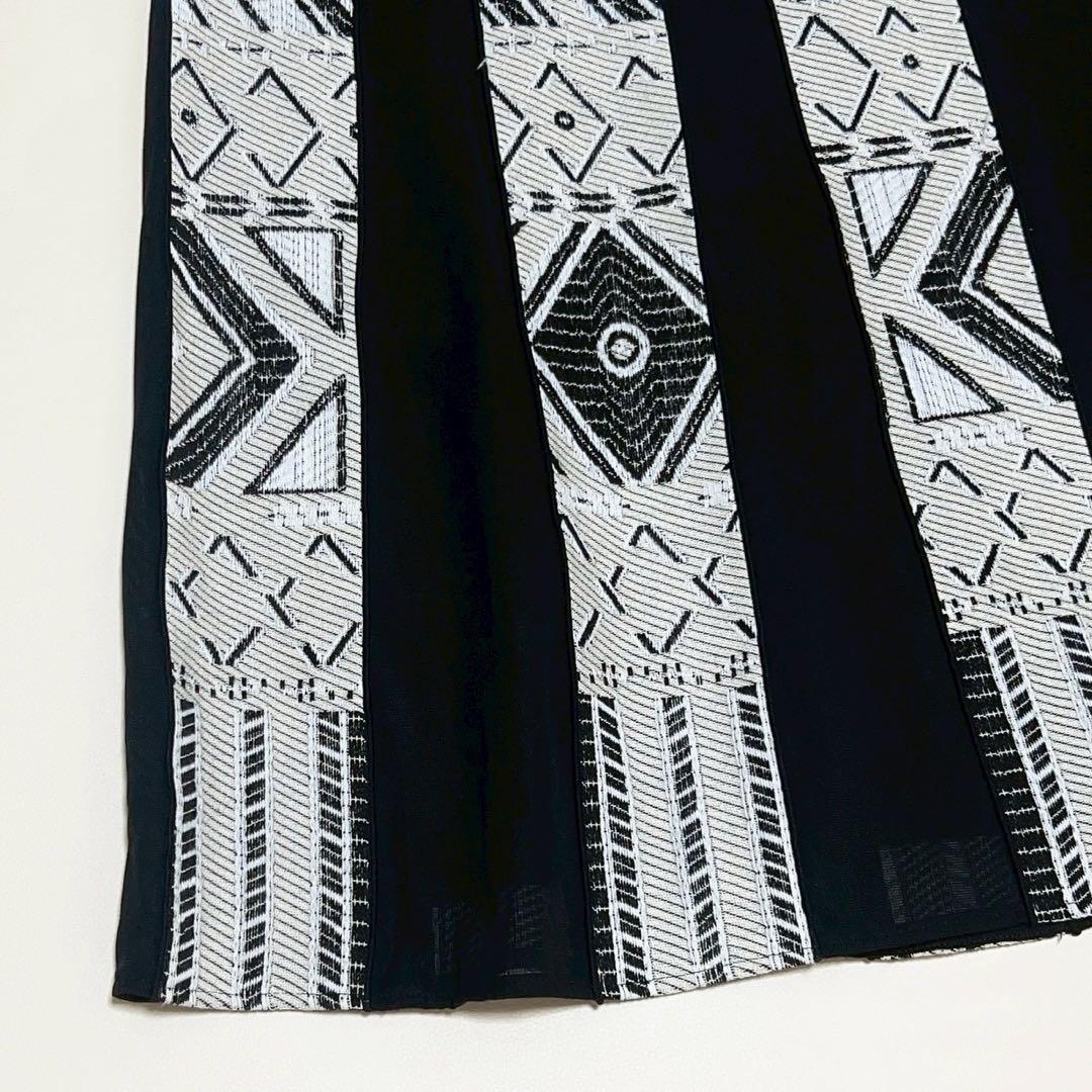 美品　アドーア/ADORE トライバルジャガードスカート　黒　刺繍　幾何学模様