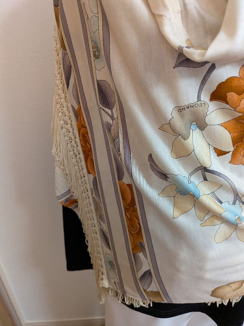 (超美品)レオナール LEONARD花柄アイボリー花柄ストール・ショール
