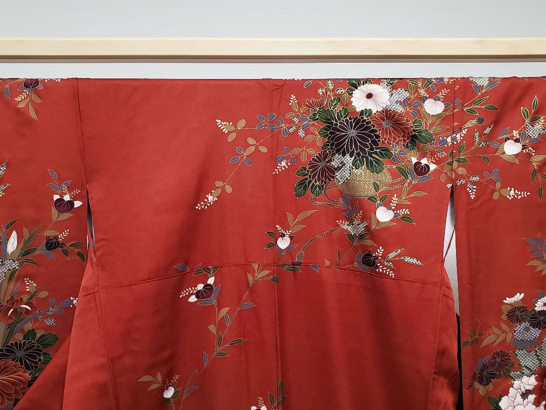 B 豪華な花模様 金彩 赤色 菊 菖蒲 橘 牡丹 正絹 振袖 成人式 着物