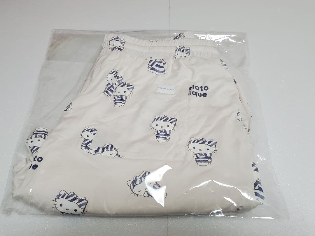 ジェラートピケ　ハローキティ　総柄ショート　パンツ　オフホワイト　レディース