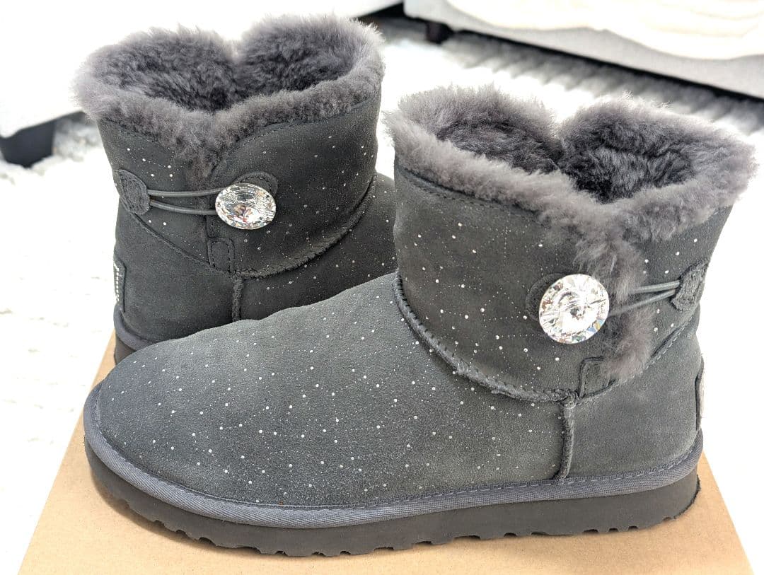 美品 UGG アグ スワロフスキー ミニベイリーボタン ムートンブーツ