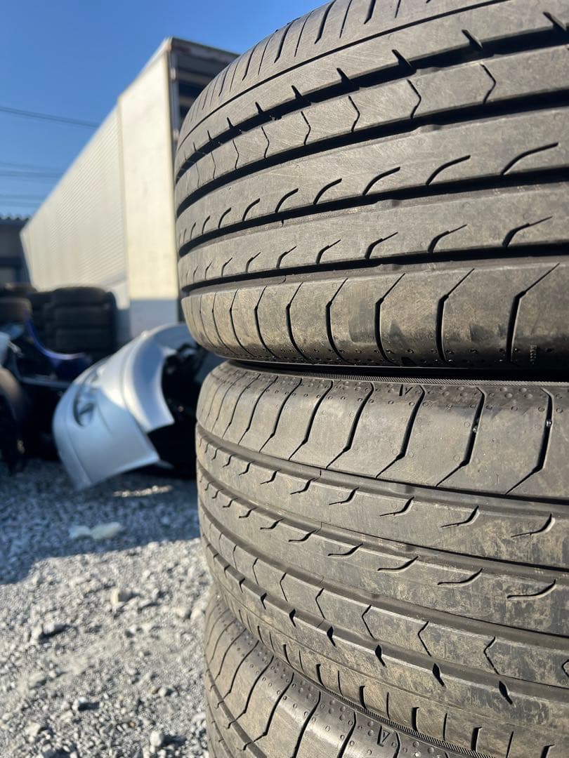 ヨコハマ　ブルーアース rv03 215/60r17 24年製　イボ付き　美品