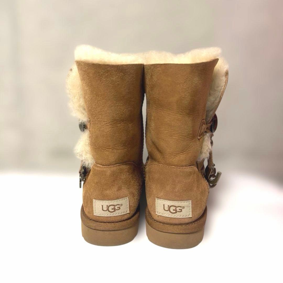 UGG チャーム付き