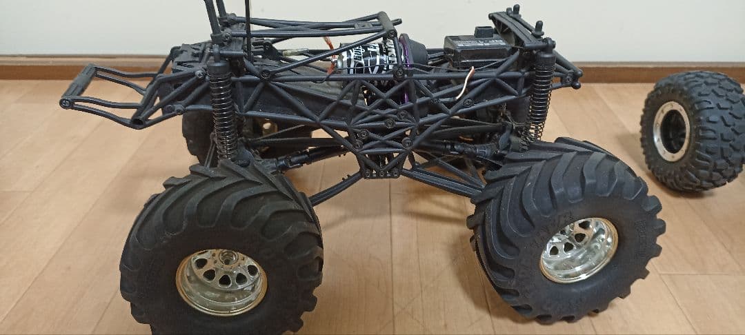 1/10 HPI ウィリーキングとラジコンクローラーシャーシ.