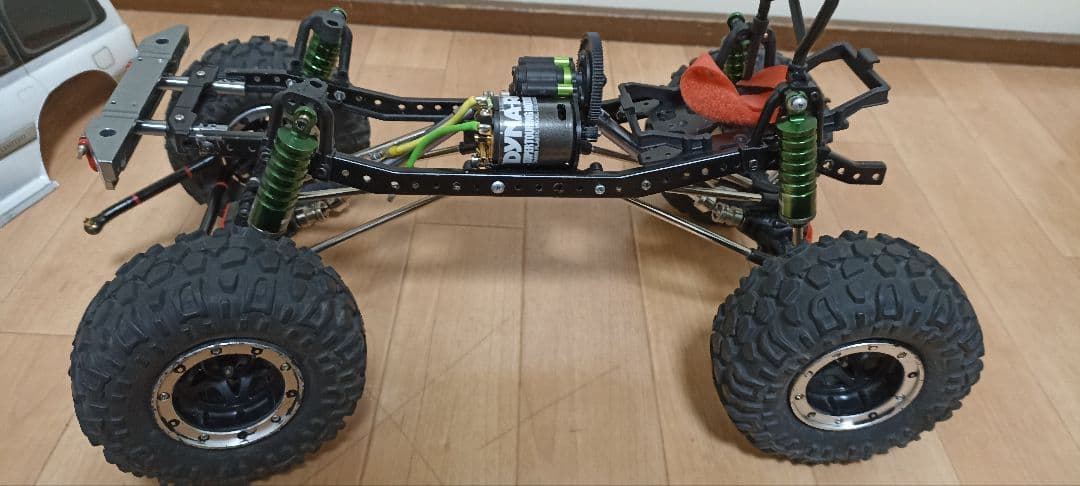 1/10 HPI ウィリーキングとラジコンクローラーシャーシ.