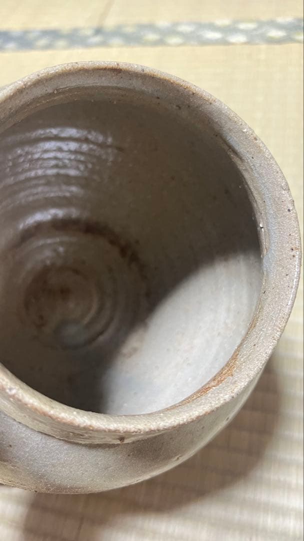 陶器製の灰色の丸い壺　台無し