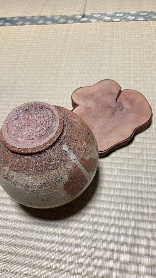 陶器製の灰色の丸い壺　台無し