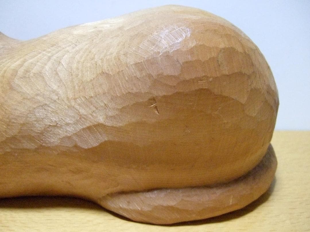 木彫りのネコ 置物 在銘 オブジェ / Wooden carved cat