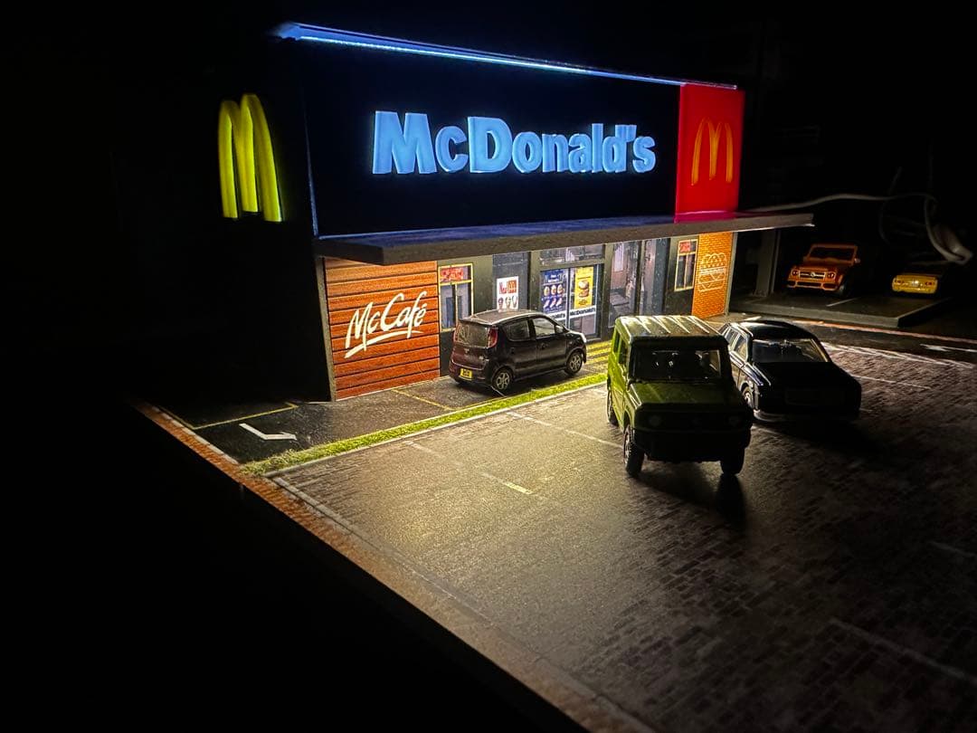 64/1 McDonald's ミニチュア店舗とミニカーセット