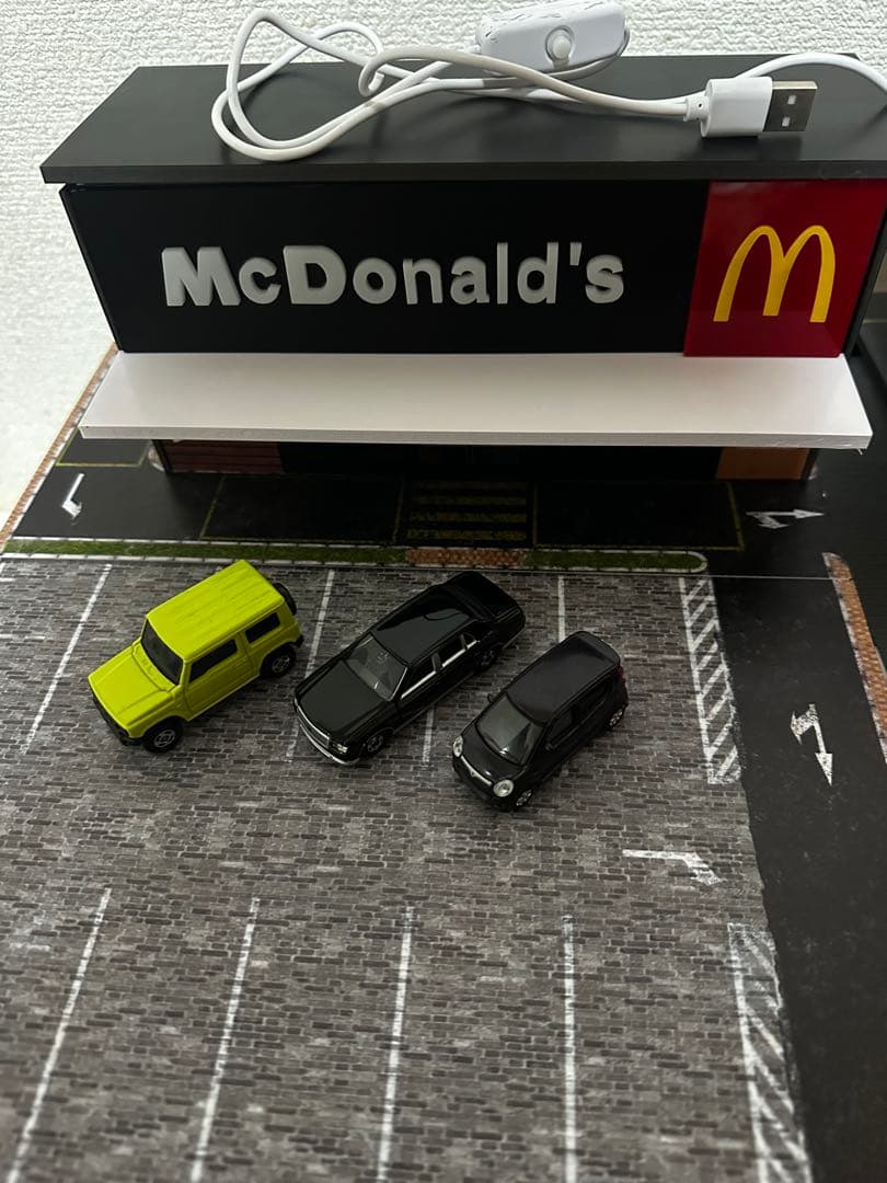64/1 McDonald's ミニチュア店舗とミニカーセット