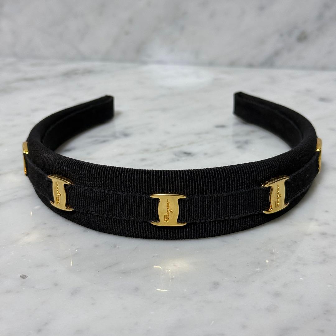 美品 Ferragamo サルヴァトーレフェラガモ カチューシャ 金 黒
