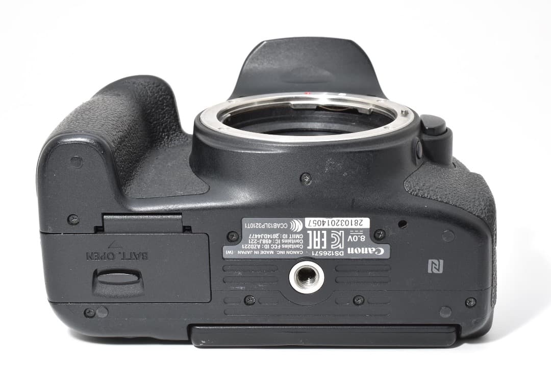 CANON EOS Kiss X8i ボディ ストラップ、充電器付 #1209