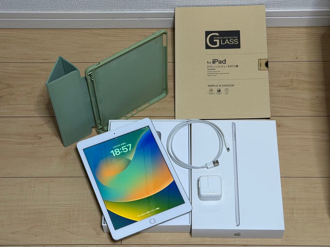 iPad 本体(第5世代)充電器・USBケーブル・ケース付き　箱あり