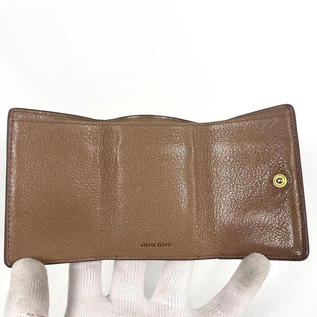 ミュウミュウ　三つ折り財布　ロゴプレート　ミニ財布　レザー　コンパクトウォレット