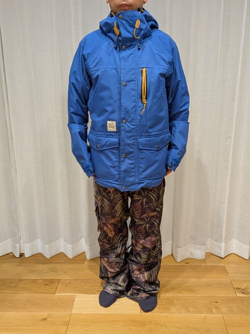 人気ブランド「BILLABONG」メンズスノーボードジャケット Mサイズ