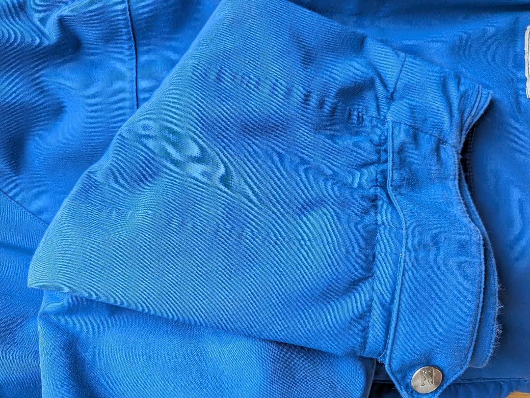 人気ブランド「BILLABONG」メンズスノーボードジャケット Mサイズ