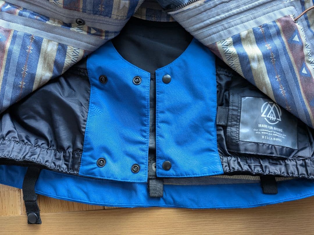 人気ブランド「BILLABONG」メンズスノーボードジャケット Mサイズ