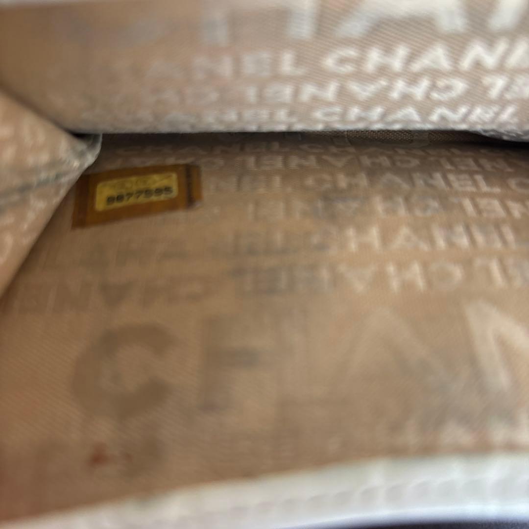 p*y様 CHANEL エンボス加工 ホワイト二つ折り財布