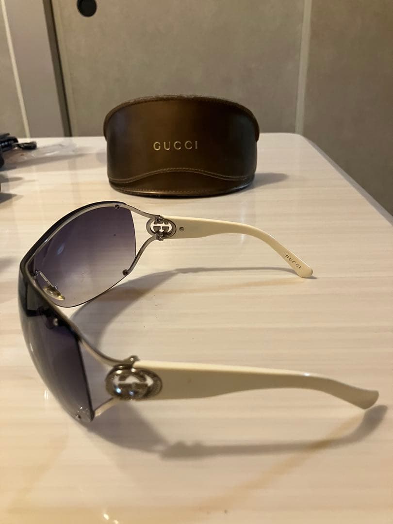 GUCCI グッチホワイトサングラス 付属ケース付き