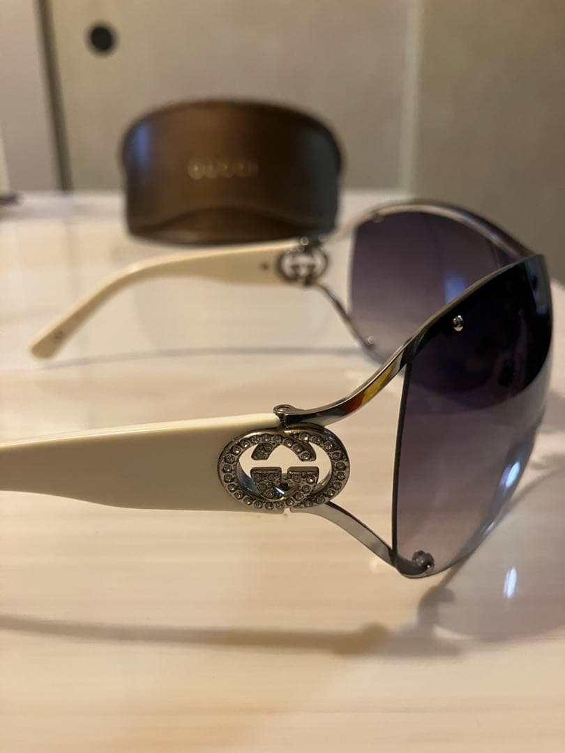 GUCCI グッチホワイトサングラス 付属ケース付き