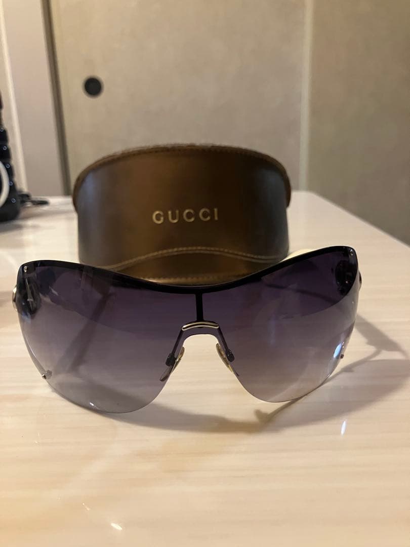GUCCI グッチホワイトサングラス 付属ケース付き