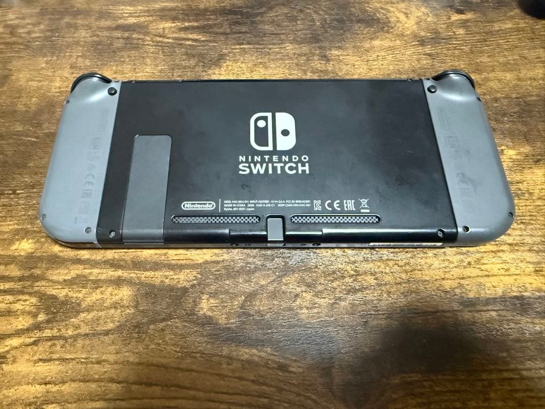 Nintendo Switch本体 + Mario Kart 8 Deluxe