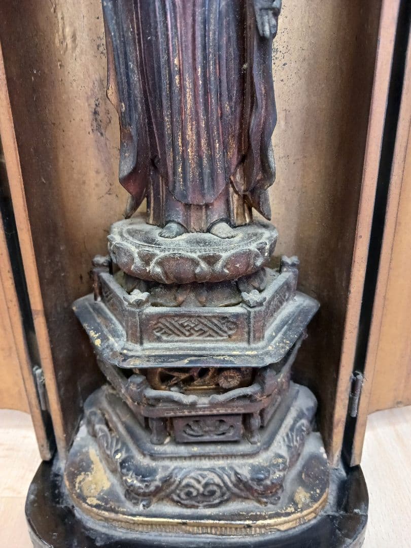 時代物　 玉眼　木彫　厨子　阿弥陀如来像　仏教美術　東洋彫刻　 仏像　金彩