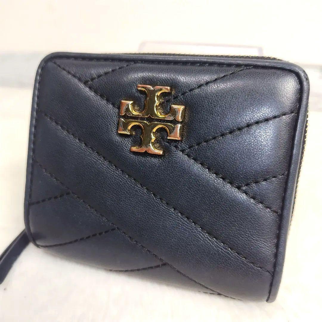 ✨美品✨トリーバーチ　二つ折り　キルティング　ロゴ金具　グレー　レザー
