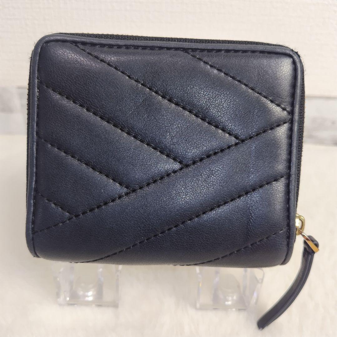 ✨美品✨トリーバーチ　二つ折り　キルティング　ロゴ金具　グレー　レザー