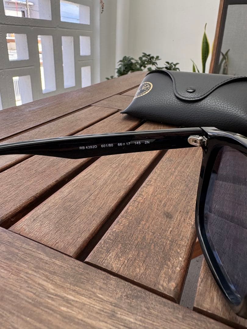 Ray-Ban RB 4320 ブラックサングラス