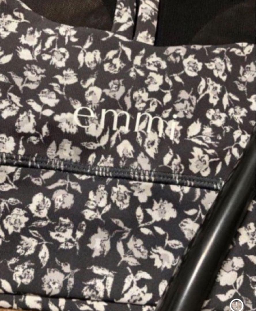 新品　emmi yoga エミヨガ　ヨガウェア　ブラック　花柄　バラ？　S