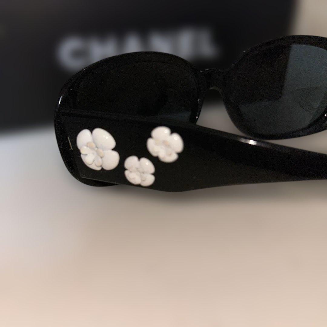 CHANEL ブラック フラワーサングラス