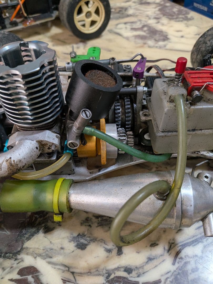a*9様 10/1エンジンラジコンカー2台ジャンク品 多分京商製かと思います？