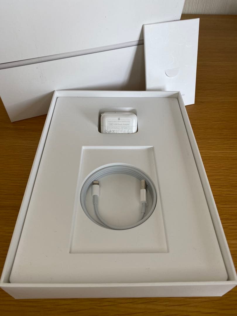 【極美品】iPad 第5世代 電池100％　iPad本体　充電器付き