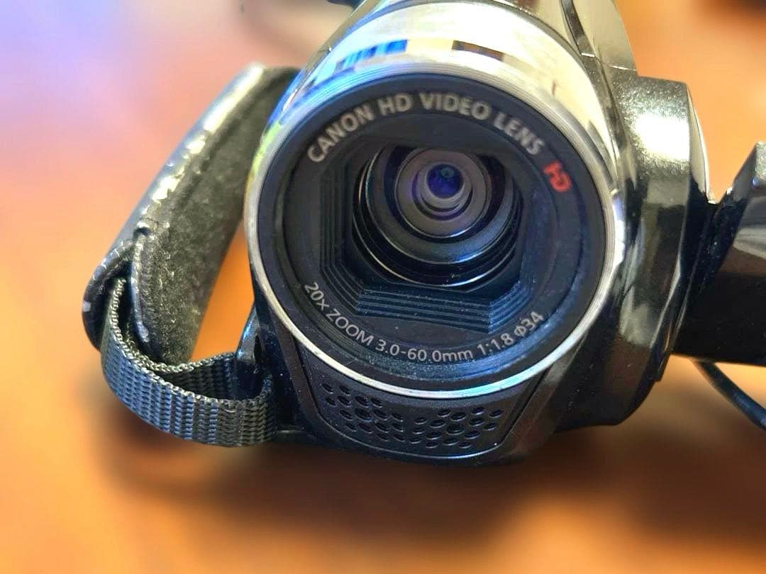 ジャンク品　Canon IVIS HF R21 ビデオカメラ本体(充電器付き)