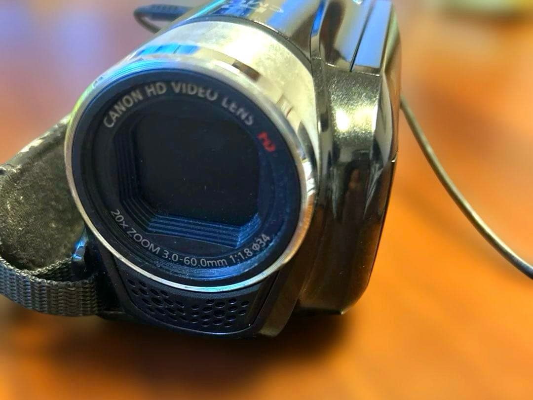ジャンク品　Canon IVIS HF R21 ビデオカメラ本体(充電器付き)
