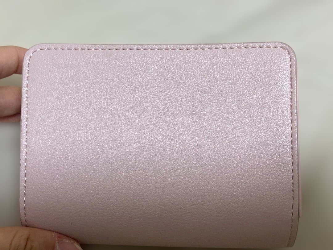 リボン付きピンク三つ折り財布