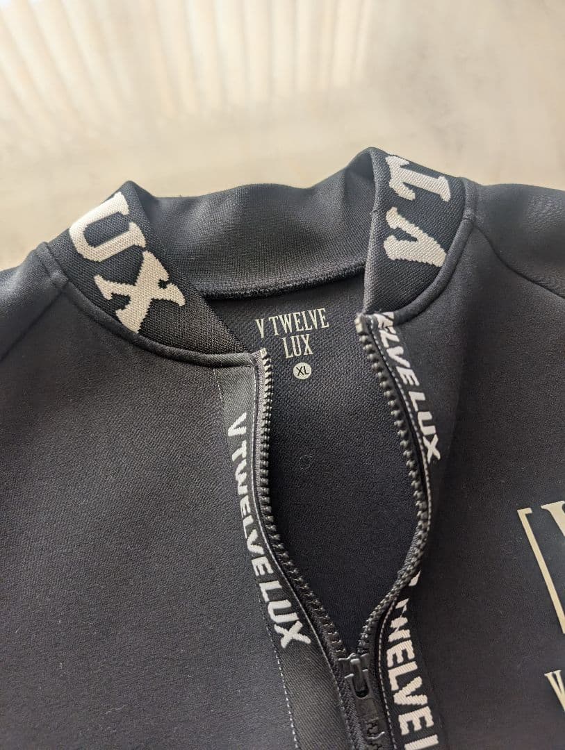 【ハクくくさま専用】【美品】V12 セットアップ　XL
