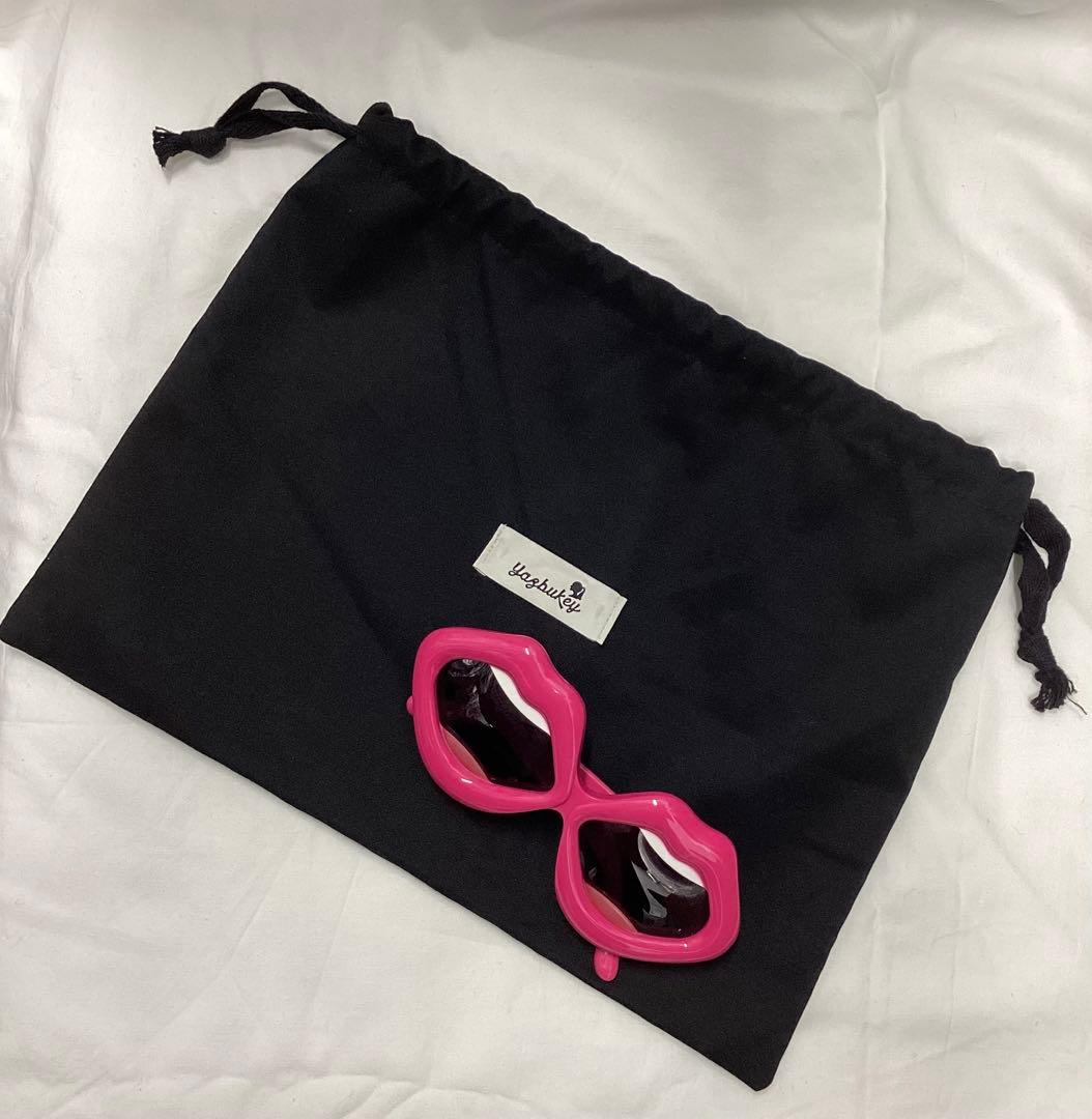 LINDA FARROW × Yazbukey リップモチーフサングラス