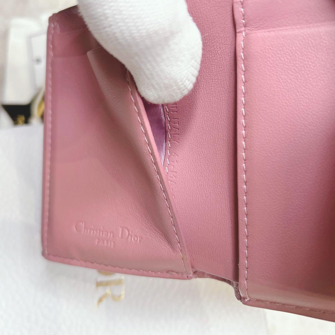 Lady Dior カナージュ ラムスキン 三つ折り 財布 チャーム ピンク