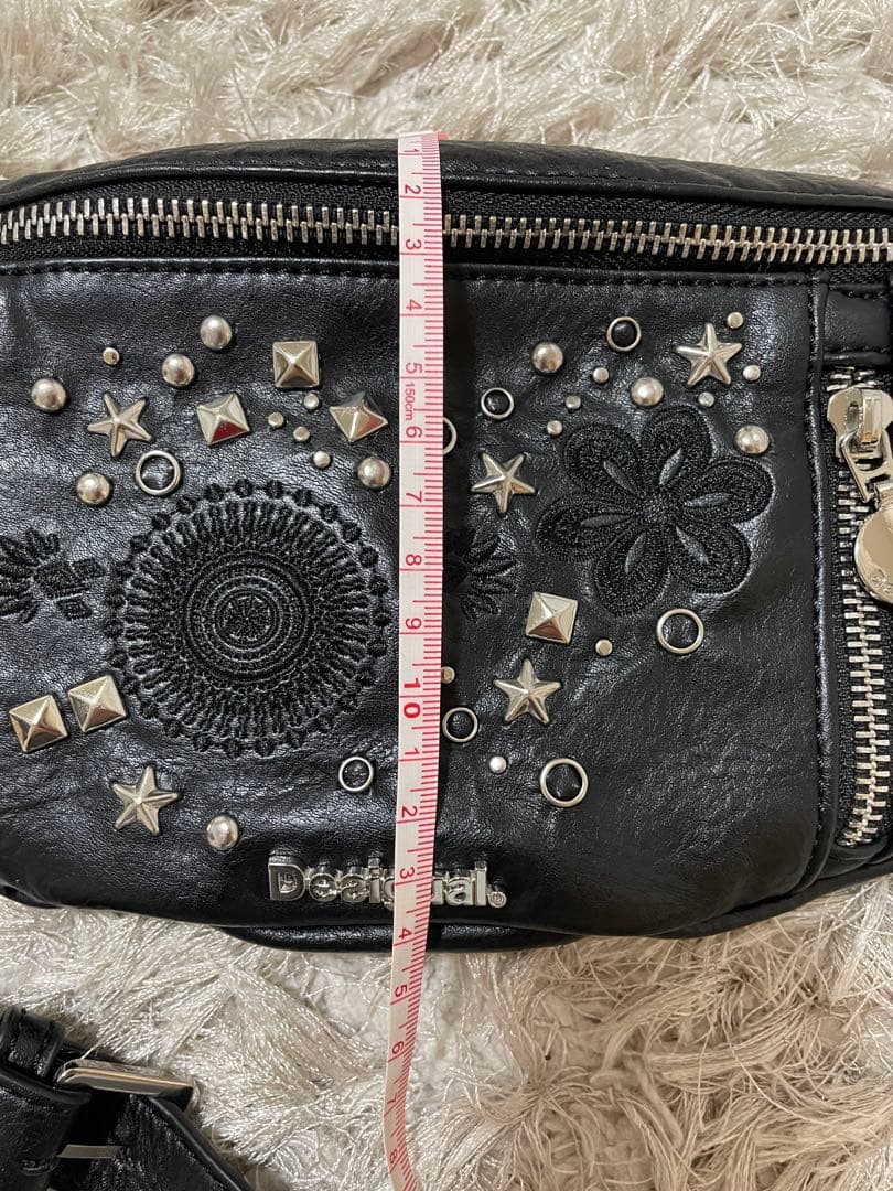 Desigualスタッズ刺繍ボディバッグ 黒　デシグアル