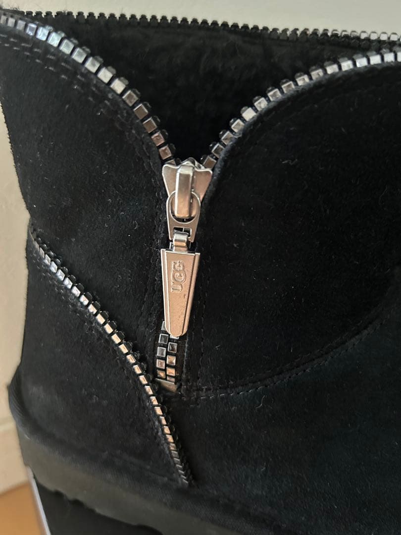 UGG ブラック ムートンブーツ ジッパー付き