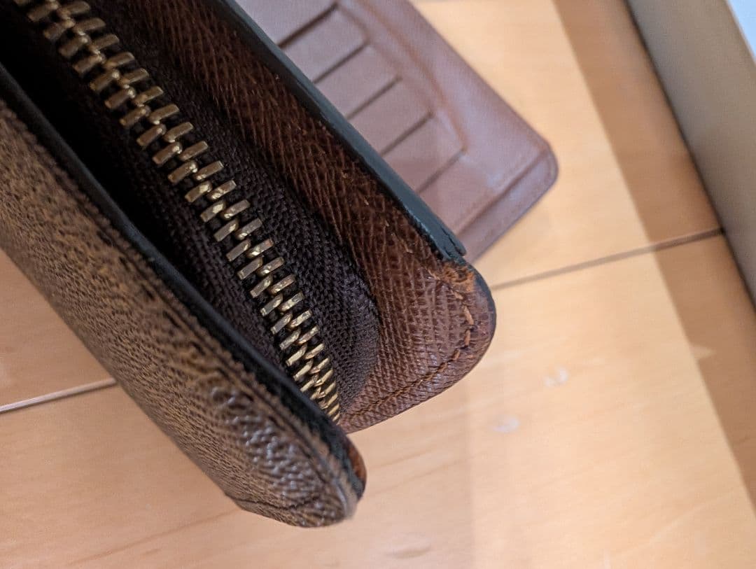 LOUIS VUITTON「ポルト パピエ・ジップ」二つ折り財布