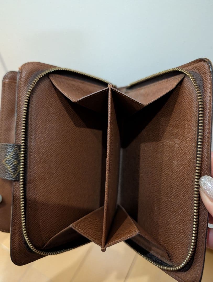 LOUIS VUITTON「ポルト パピエ・ジップ」二つ折り財布