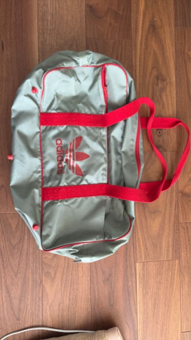 【カカ♡】　adidas ボストンバッグ グレー/レッド　兼松