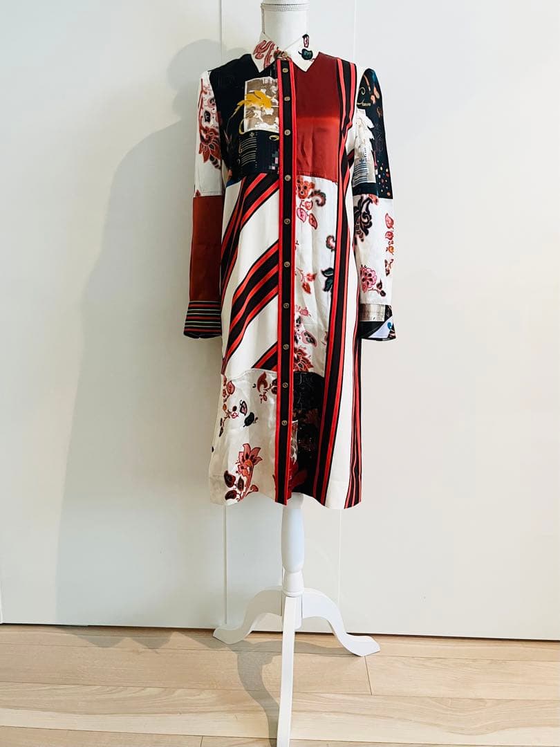 Tory Burch（トリーバーチ）の白、赤、黒の花柄ペイズリー柄シャツドレス