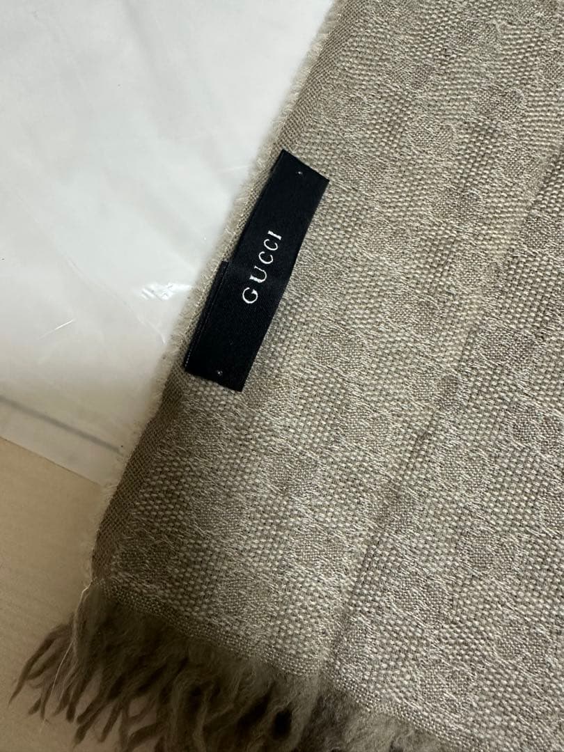 Gucci 定番色のスカーフ兼ストール