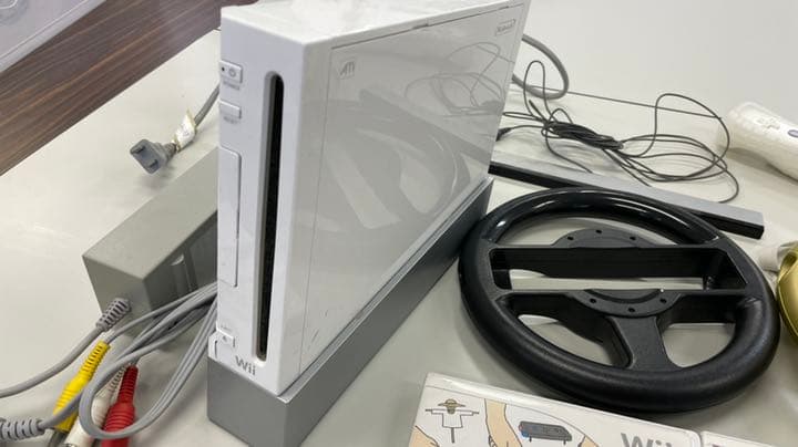 wii 本体　箱なし　コントローラー4台　ソフト6本