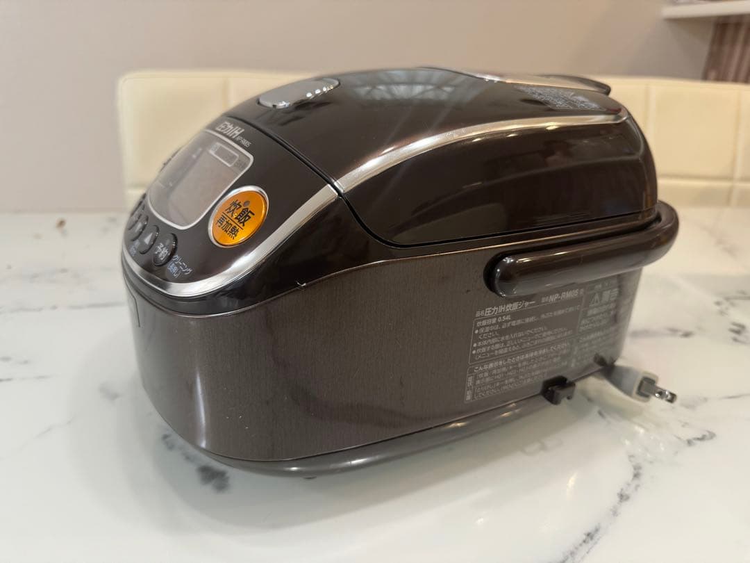 象印　ZOJIRUSHI　圧力IH炊飯ジャー NP-RM05 型2021年製