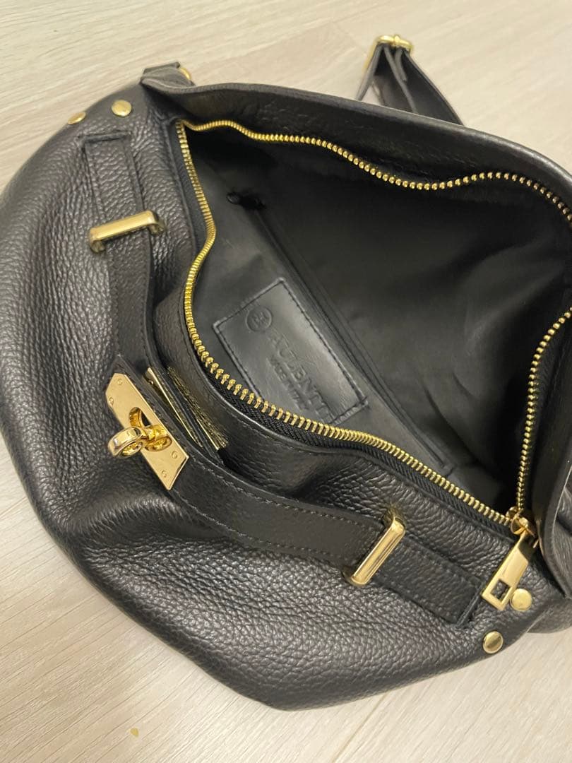 AULENTTI ボディバッグ 黒 レザー